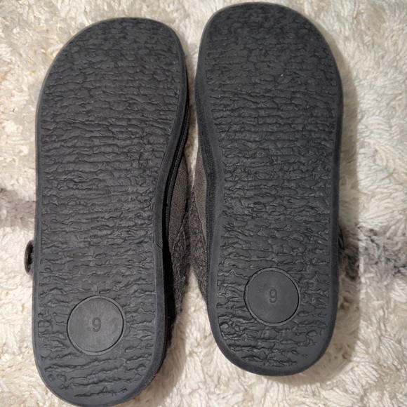 Clarks Gray Women's Slippers - Picture 4 of 4